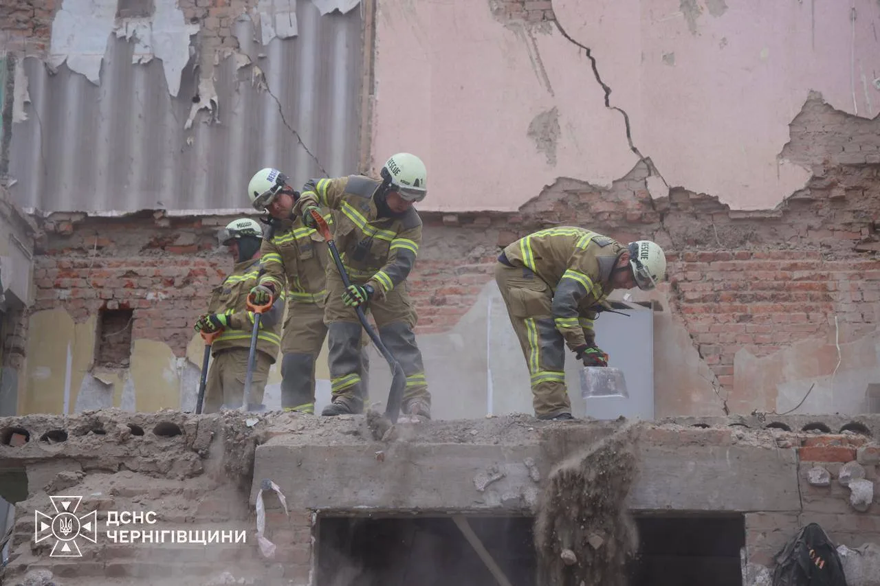 ''Мама накрила собою''. Що з дівчинкою, яку рятувальник виніс на руках із зруйнованого будинку в Прилуках
