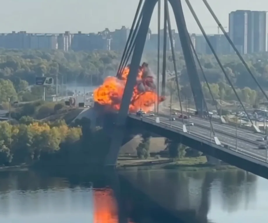 Удар "Шахеда" по Північному мосту в Києві Джерело: Скриншот з відео