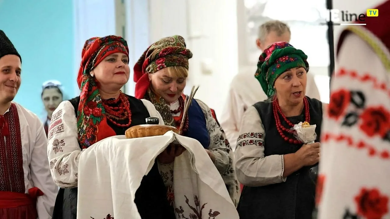 Від сватання до короваю: в Чернігові відтворили давнє українське весілля (Відео)