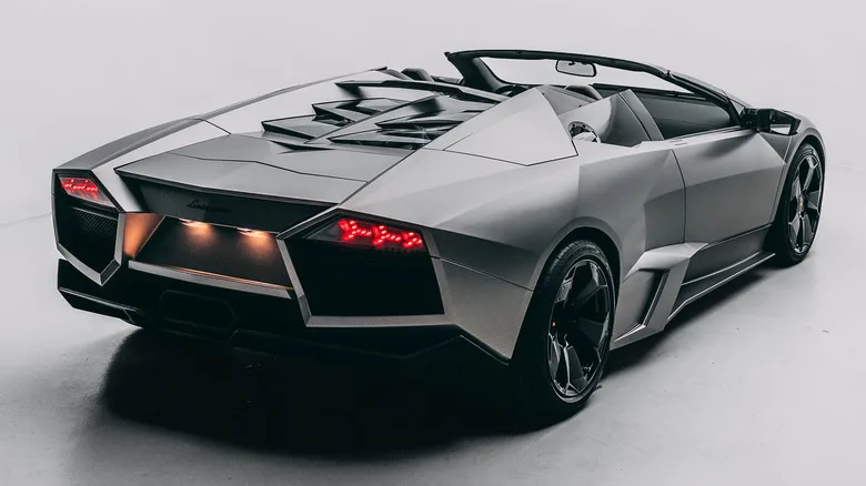 Вид сзади на Lamborghini Reventón Roadster