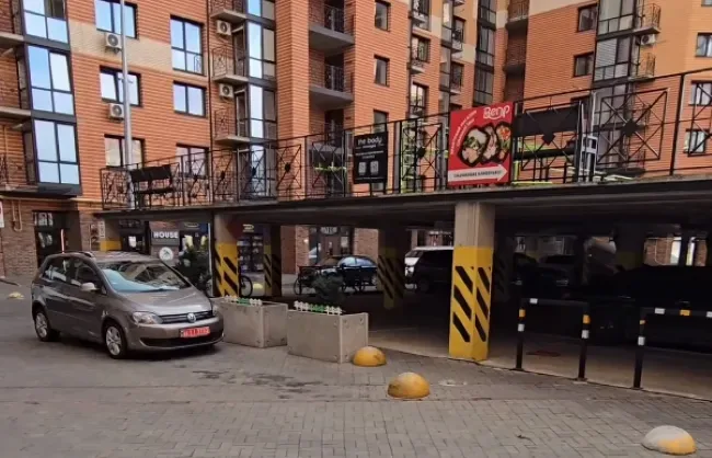 Односторонній рух, антипаркувальні стовпчики і нові місця для розвантаження: як хочуть змінити рух біля «Яровиці» в Луцьку (відео)