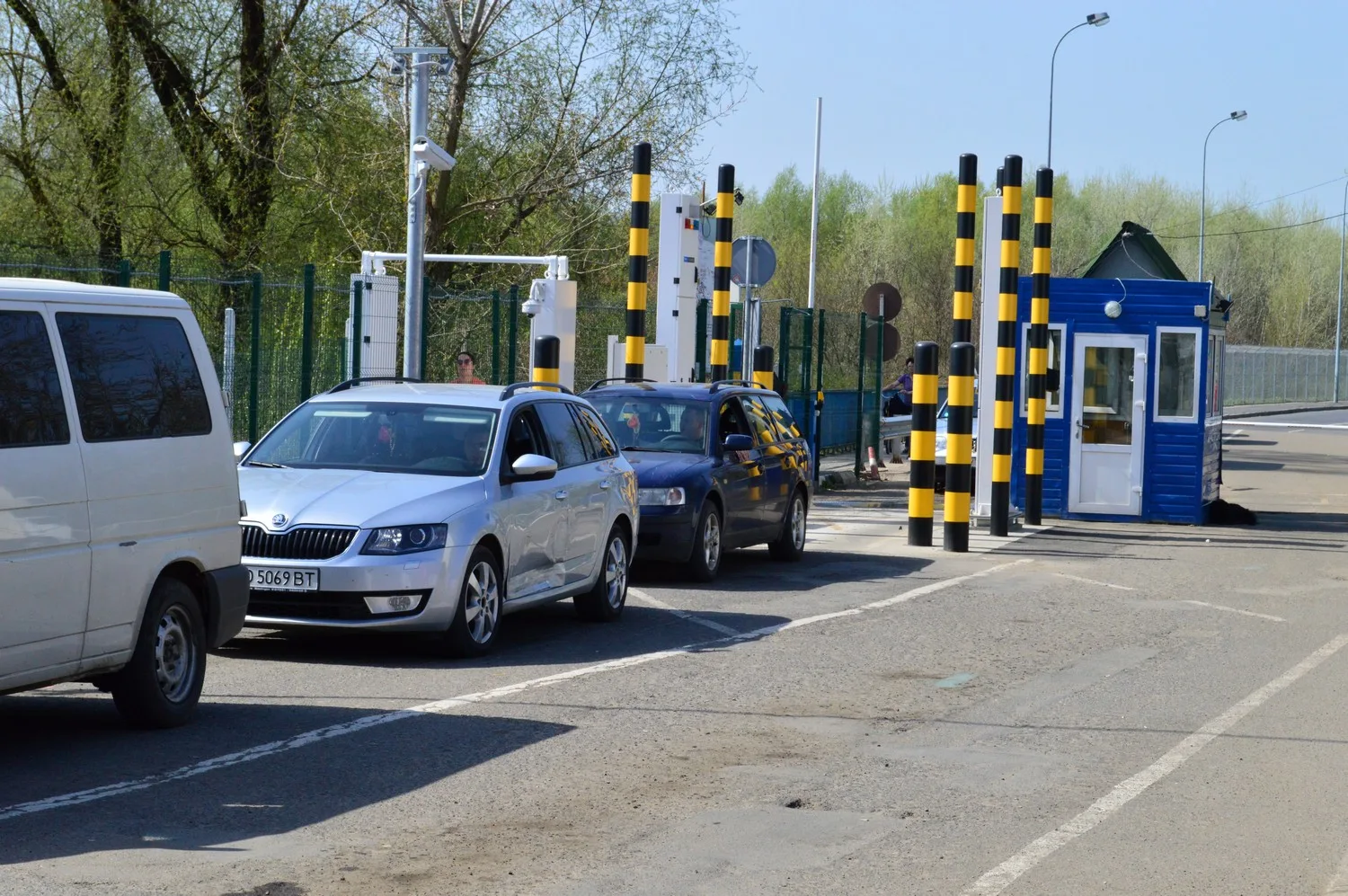 На пунктах пропуску Буковини облаштують мобільні укриття для захисту від атак РФ