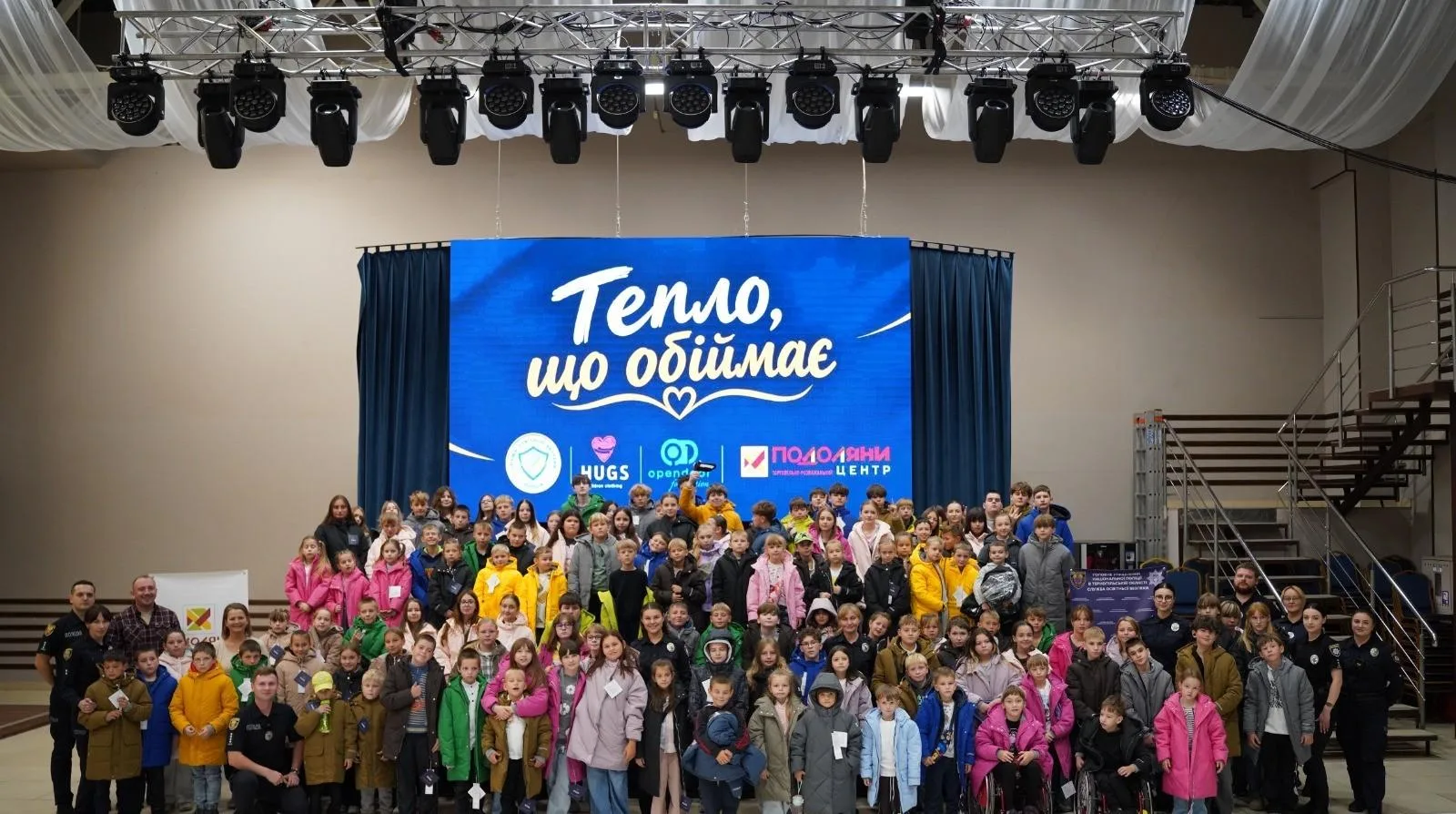 Тернопільські поліцейські та благодійники передали дітям, які потребують особливої підтримки зимові куртки