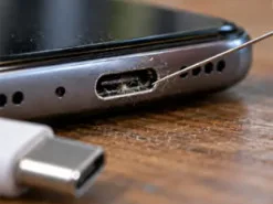 Популярний спосіб чищення USB-порту смартфона назвали небезпечним