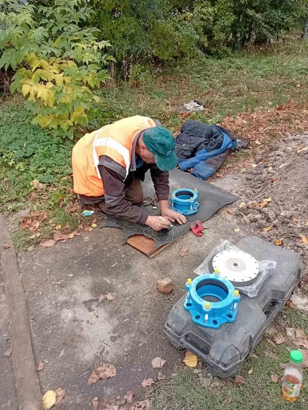 У Ковелі водопровід прогнив наскрізь: на вулиці Степана Бандери стався витік води (фото)