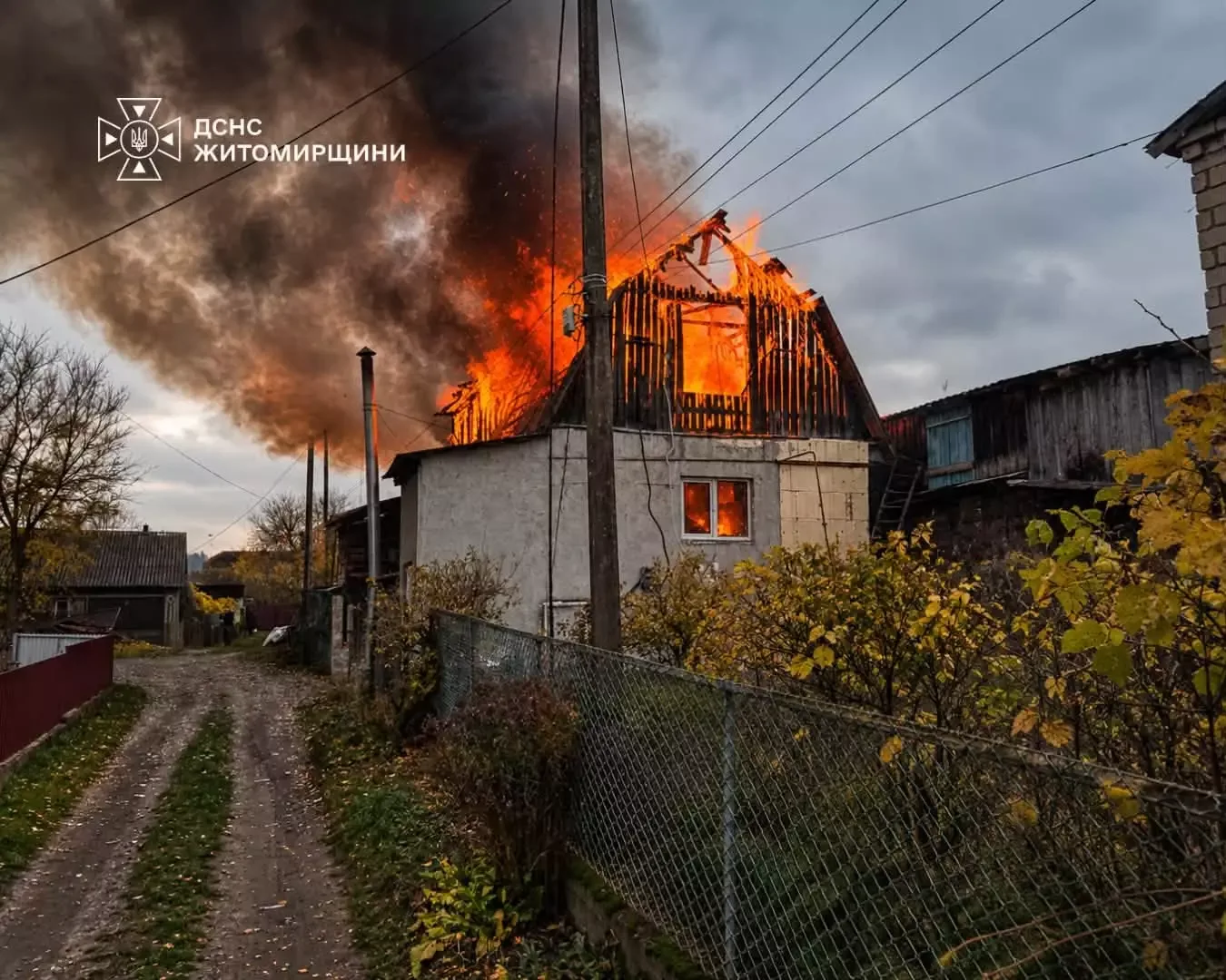 Зруйновані вогнем конструкції даху