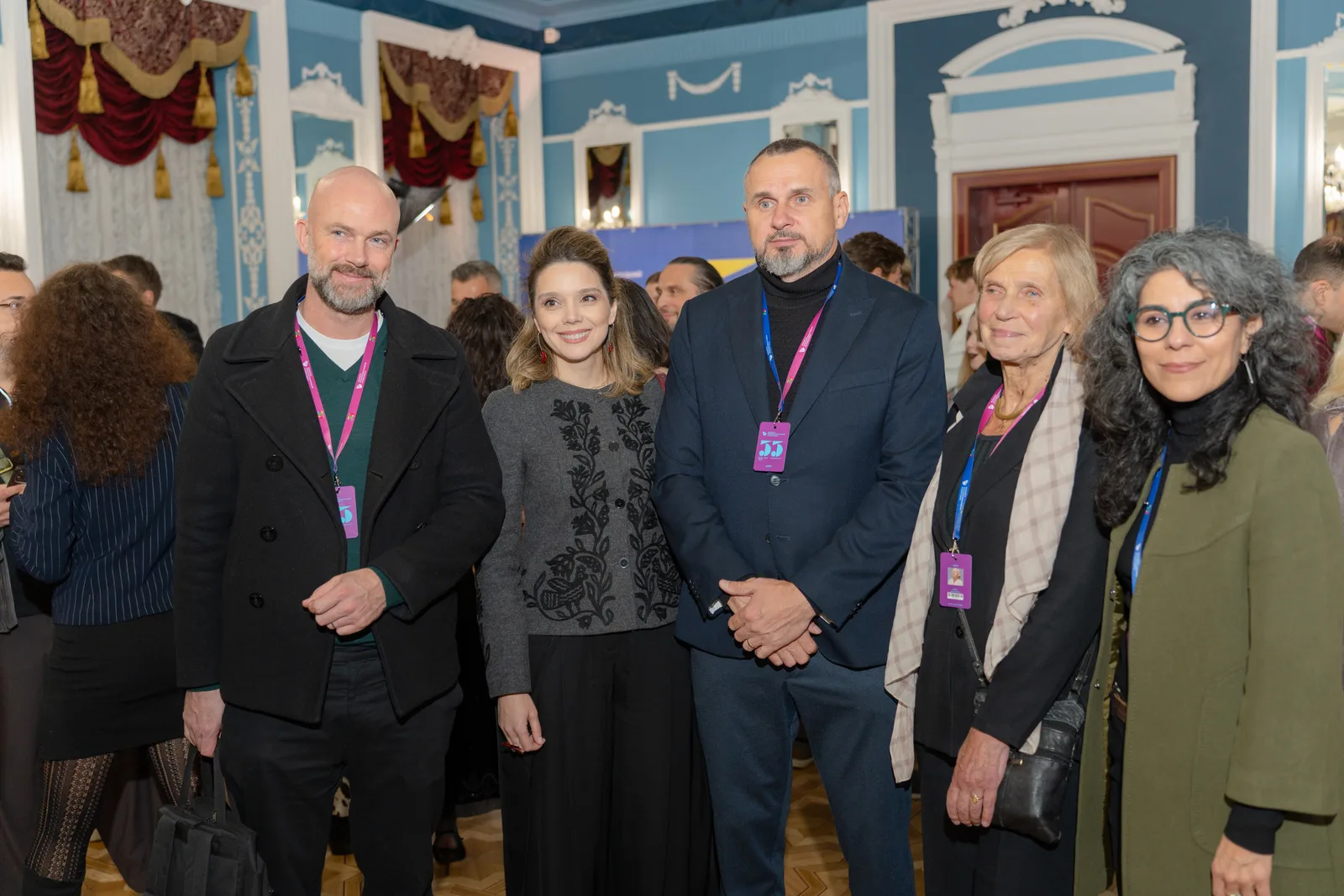 Члени та членкині міжнародного журі зліва на право Маттайс Ваутер Кнол, Олег Сенцов (з дружиною), Аніта Узулнієце, Махназ Мохаммаді