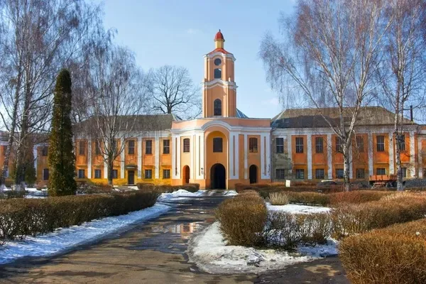 Старі мури, підземні ходи та привиди: які містичні таємниці приховує відомий замок на Волині (фото)