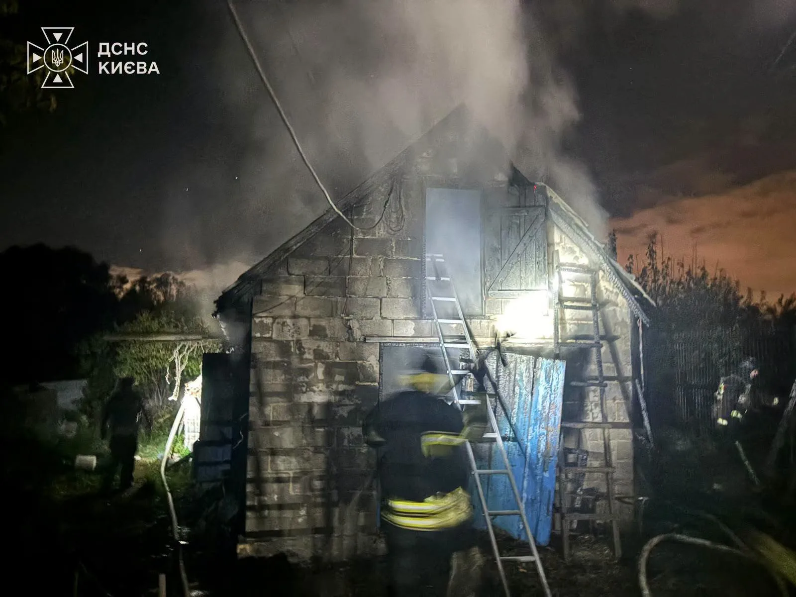 Внаслідок чергового обстрілу рф стались пожежі у Шевченківському та Солом'янському районах (фото, відео)