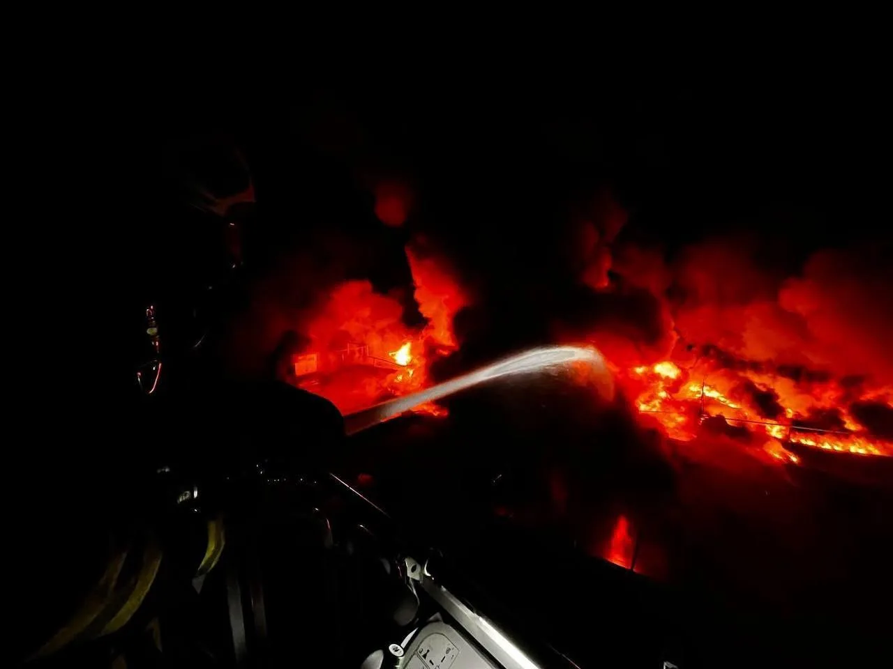 На зображенні може бути: вогонь