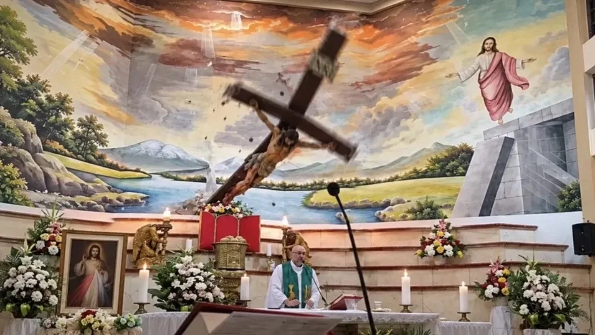 В Еквадорі священника під час меси вбив хрест (ВІДЕО)