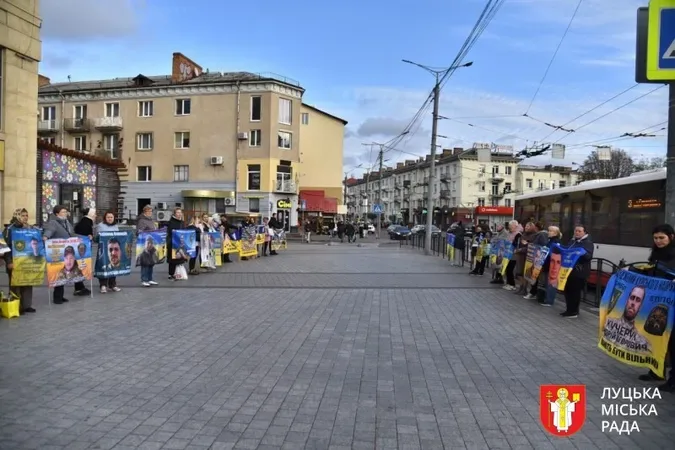 «Не мовчи. Полон вбиває»: у Луцьку рідні захисників нагадали про полонених воїнів (фото)