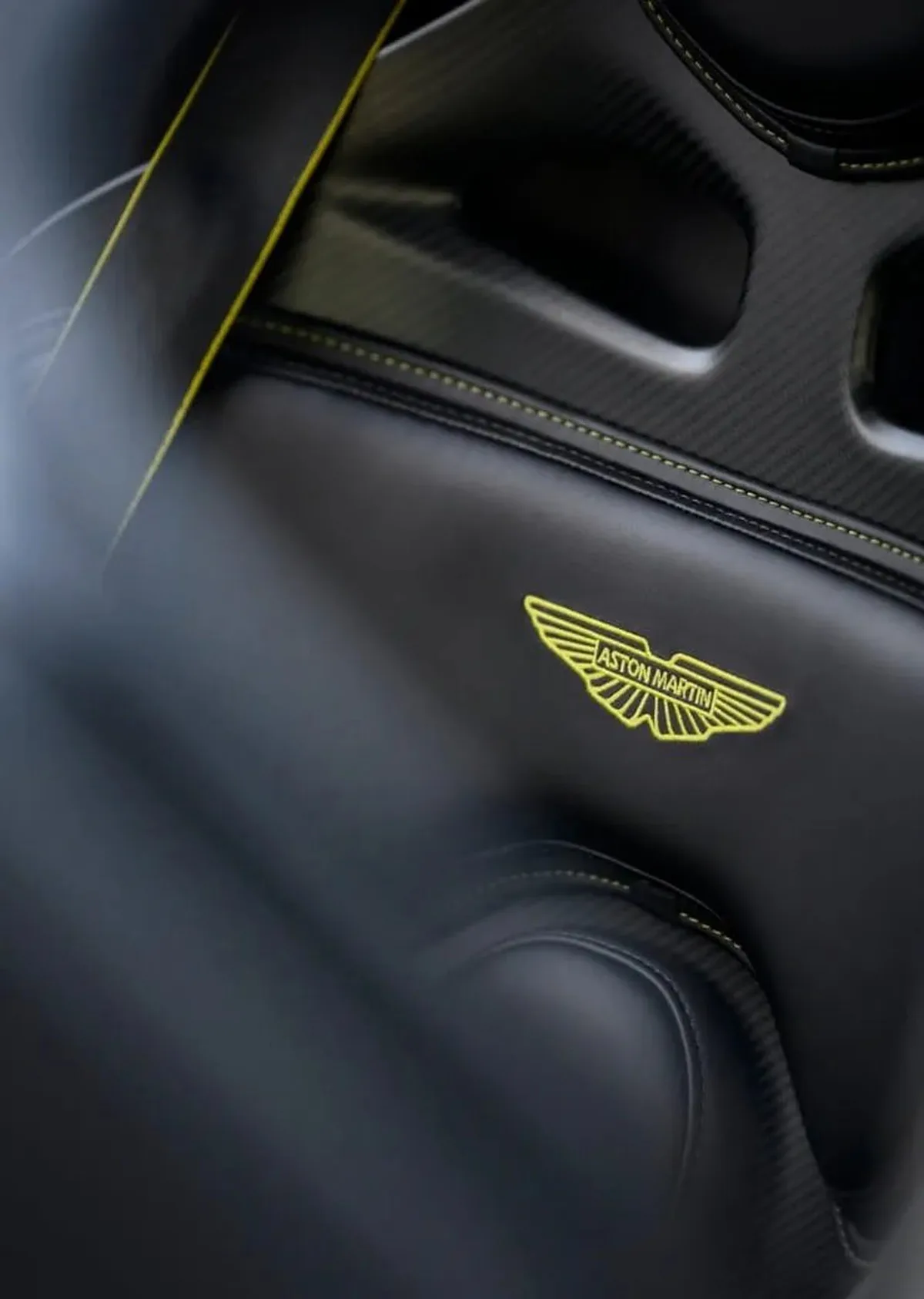 Шов сиденья с логотипом Aston Martin