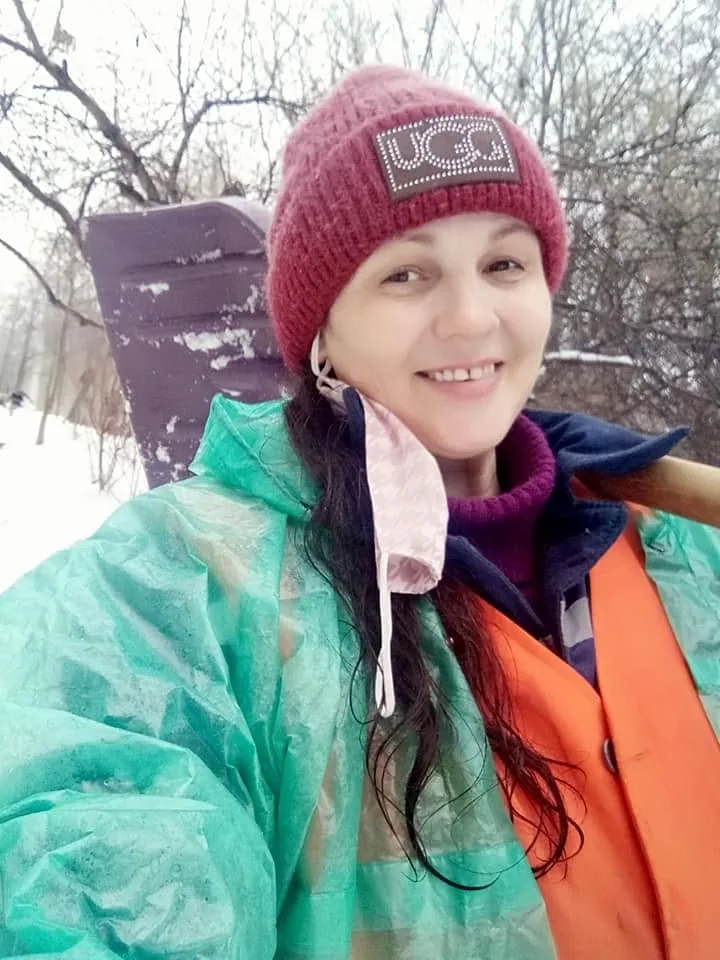 Ольга Бикова під час роботи у парку Придніпровському в Запоріжжі.