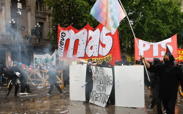 У Буенос-Айресі студенти та опозиція протестували проти скорочення витрат в освіті. Відбулися сутички з поліцією