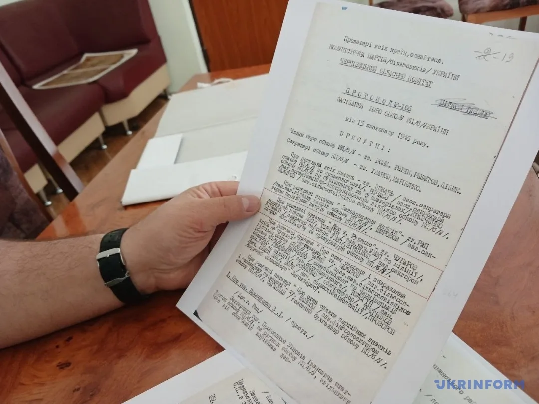 Микола Рубанець демонструє протокол, у якому йдеться про звільнненя тодішнього начальника обласної міліції Михайла Руденка