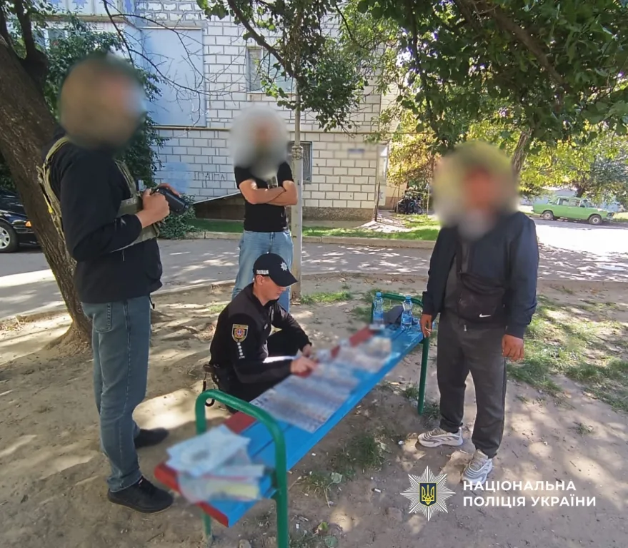Понад 9 тисяч доларів за послугу: двоє жителів Ізмаїльського району продавали “квитки” у Молдову