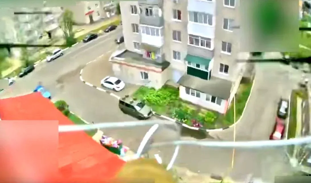 Авто біля багатоповерхівки