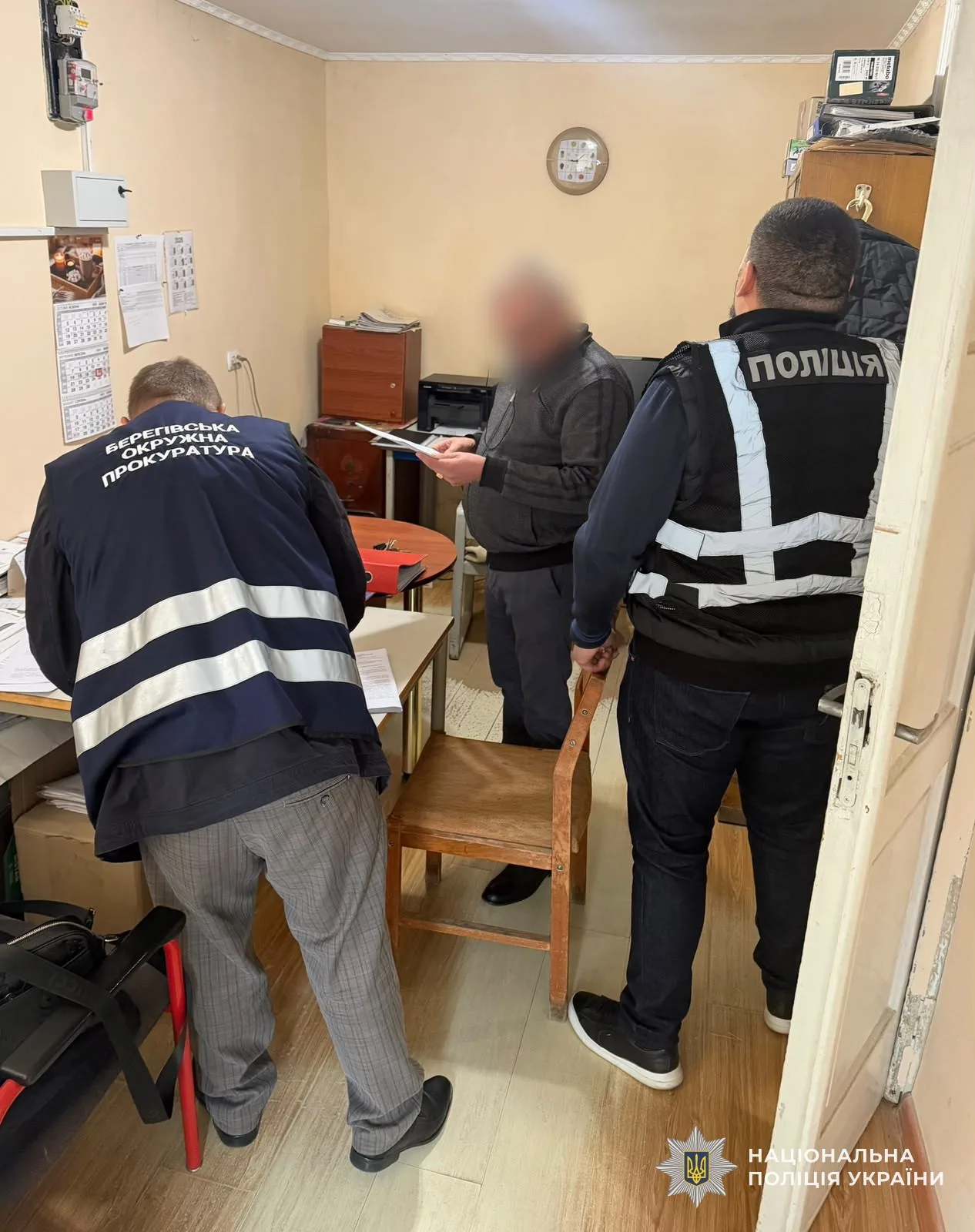 Заволоділи бюджетними коштами під час капремонту тротуару: поліція Берегівщини повідомила про підозру двом посадовцям