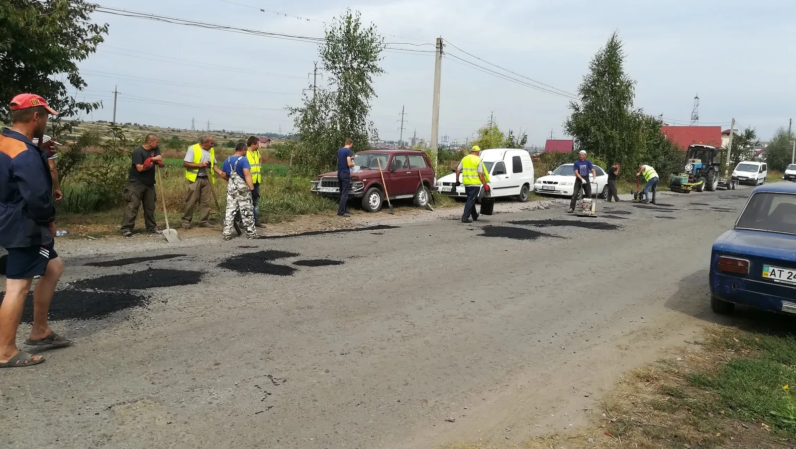 У Загвізді та Підліссі селяни самостійно взялися за ремонт дороги (ФОТО)