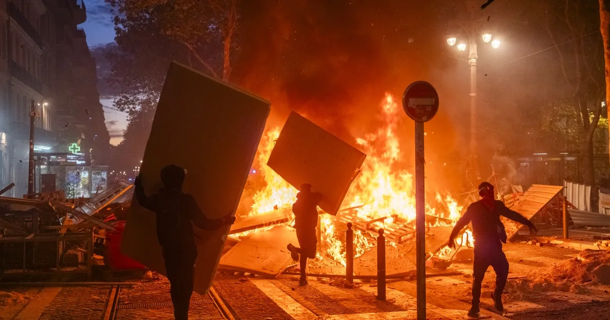 У Франції запровадять часткову комендантську годину після масових заворушень. Там затримали вже майже 2 400 протестувальників
