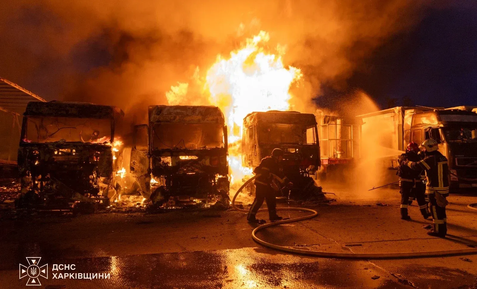 Рятувальники гасять палаючі вантажівки