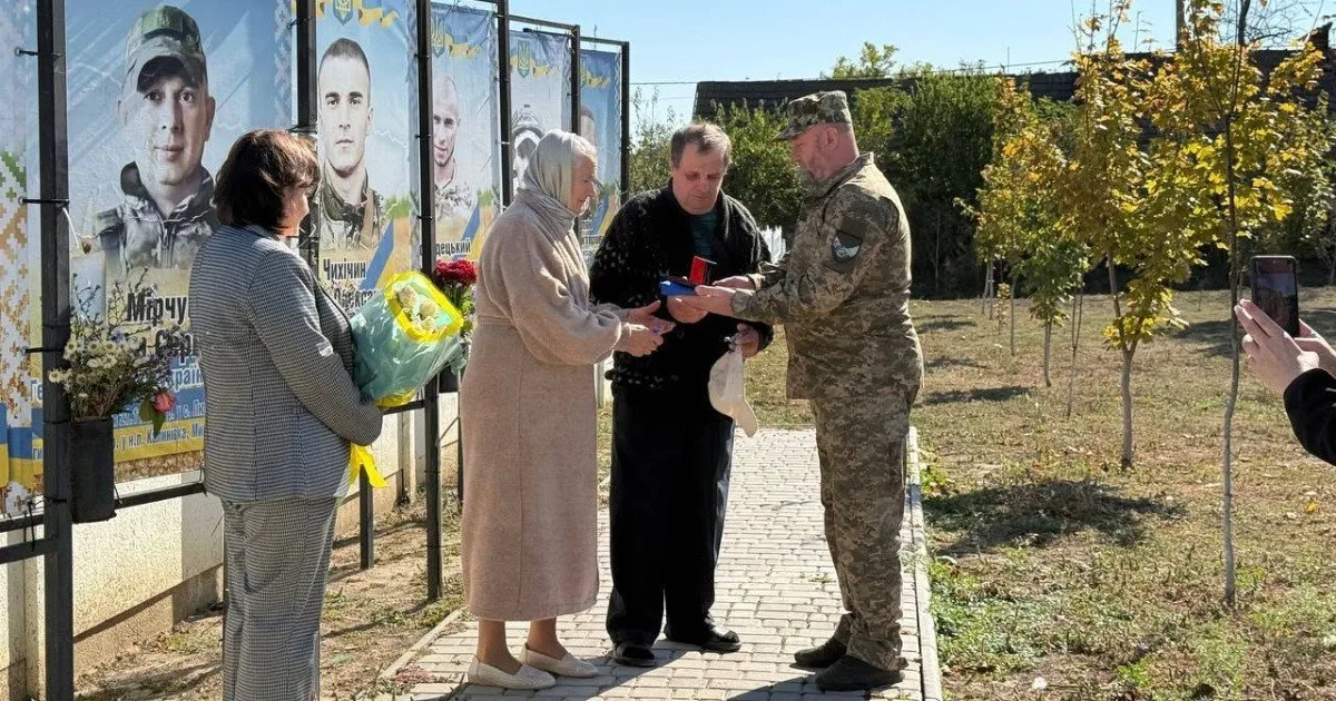 У Білгород-Дністровському районі батькам полеглого воїна Чихічина Олександра вручили орден “Хрест Героя”