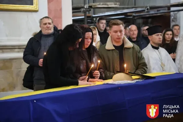 Залишилася трирічна донька: у Луцьку провели в останню дорогу воїна&nbsp;Артема Тютюнника (фото)