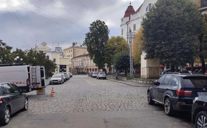У центрі Чернівців ще одна вулиця стала односторонньою