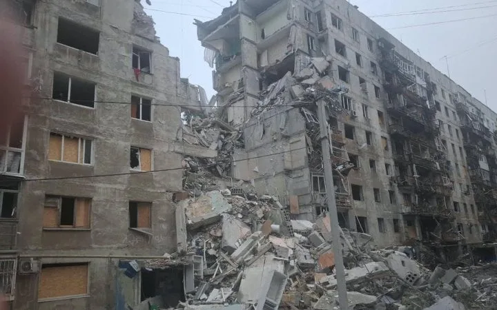 Росіяни вдарили авіабомбами по багатоповерхівках Краматорська: під завалами можуть бути люди