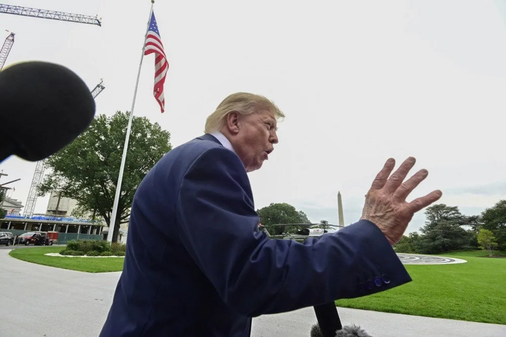 Президент США Дональд Трамп спілкується з журналістами на Південній галявині Білого дому, 10 жовтня 2026 року