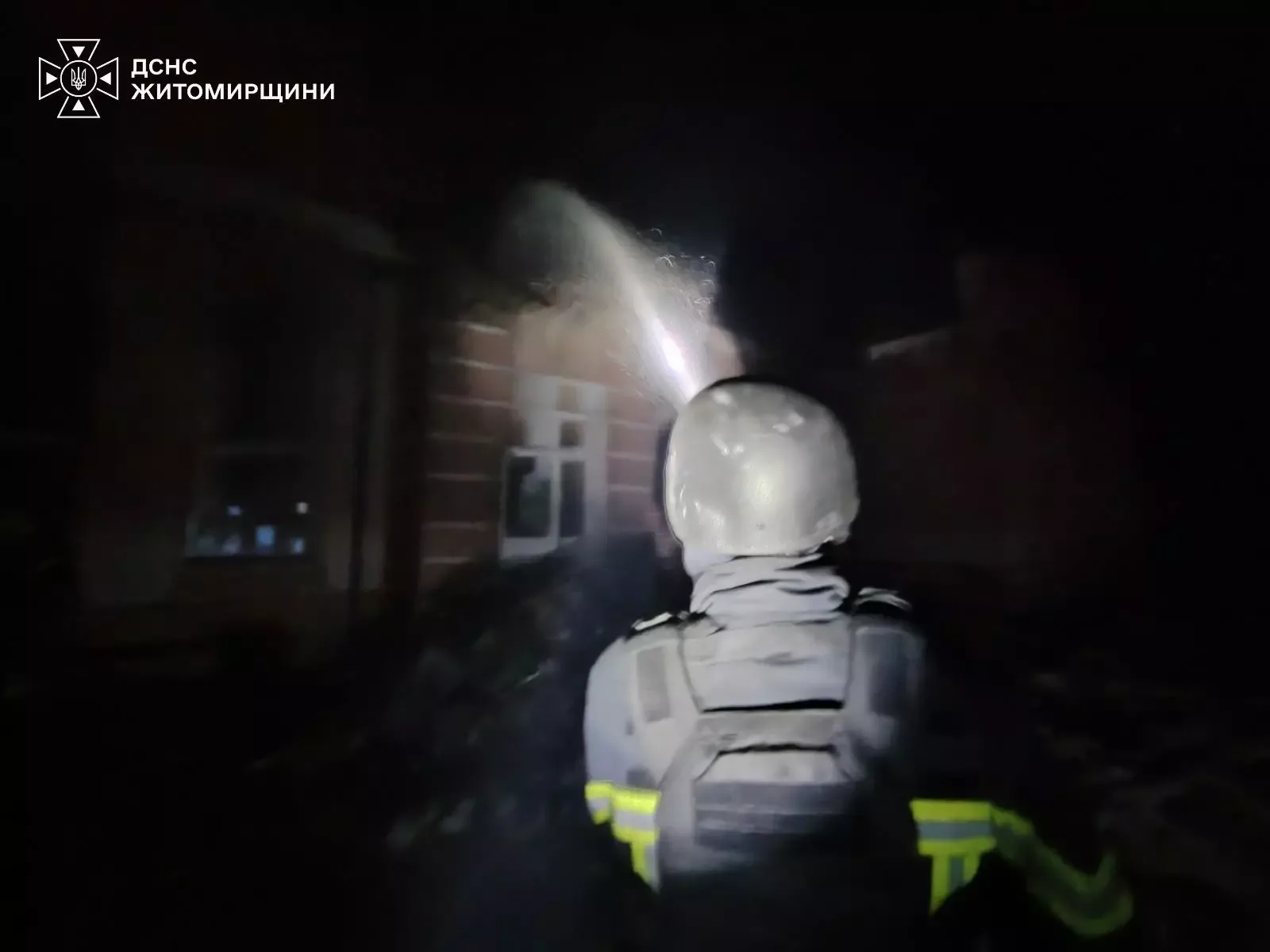 Пожежна техніка на місці ліквідації наслідків обстрілу Житомирської області