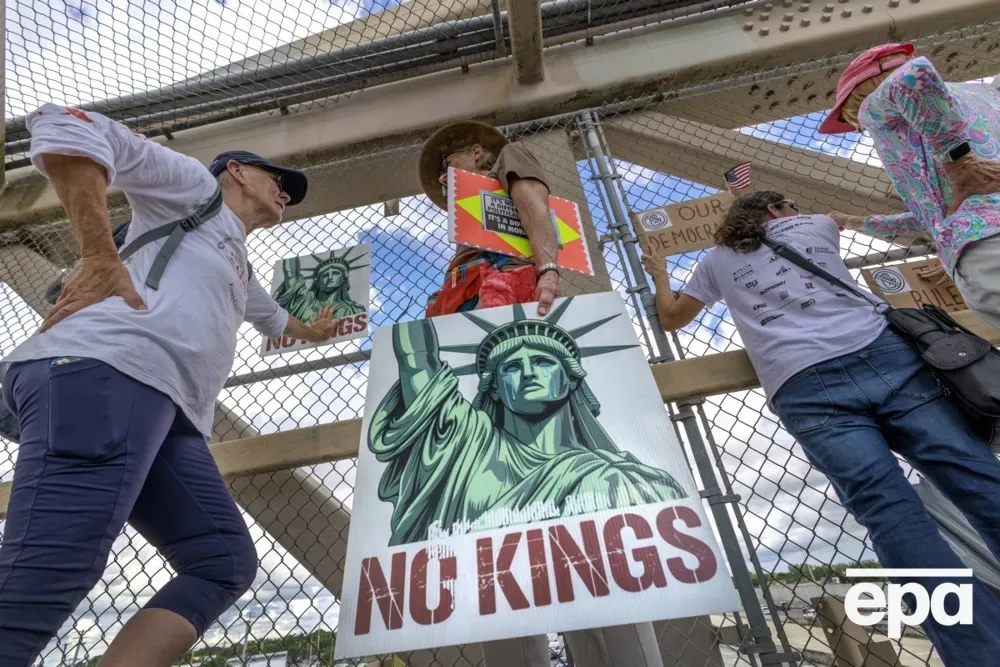 ''Ні королям''. У США відбулися мітинги проти Трампа, учасників закликали голосувати достроково