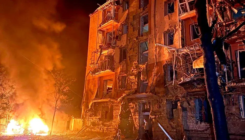 Пошкоджена російським ударом багатоповерхівка
