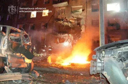 Наслідки російського удару по житловій п’ятиповерхівці в Запоріжжі