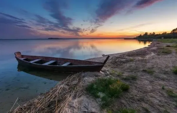 Під водою – ціле місто і чути церковні дзвони: які таємниці приховує озеро Світязь