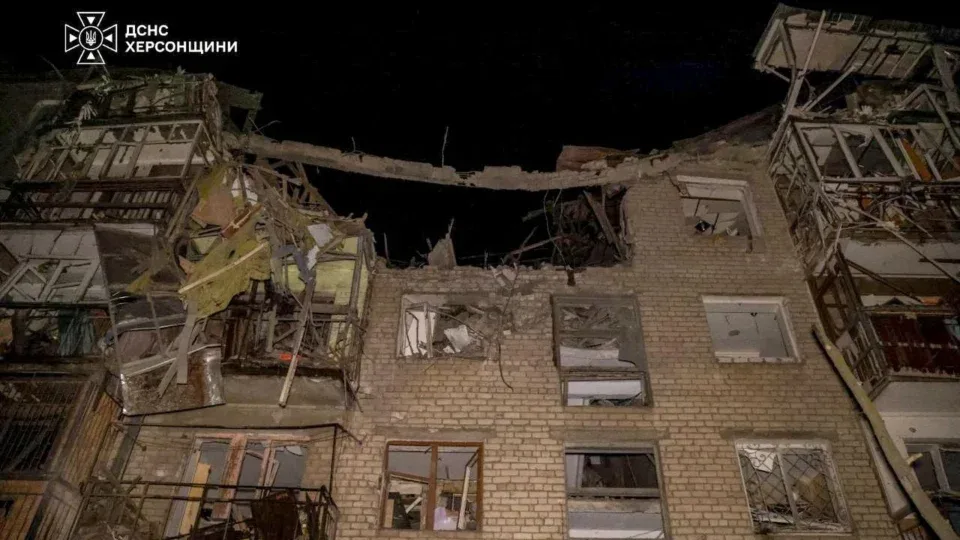 Ворог скинув вісім КАБів на житловий квартал Херсона: одна людина загинула, ще 12 поранено 