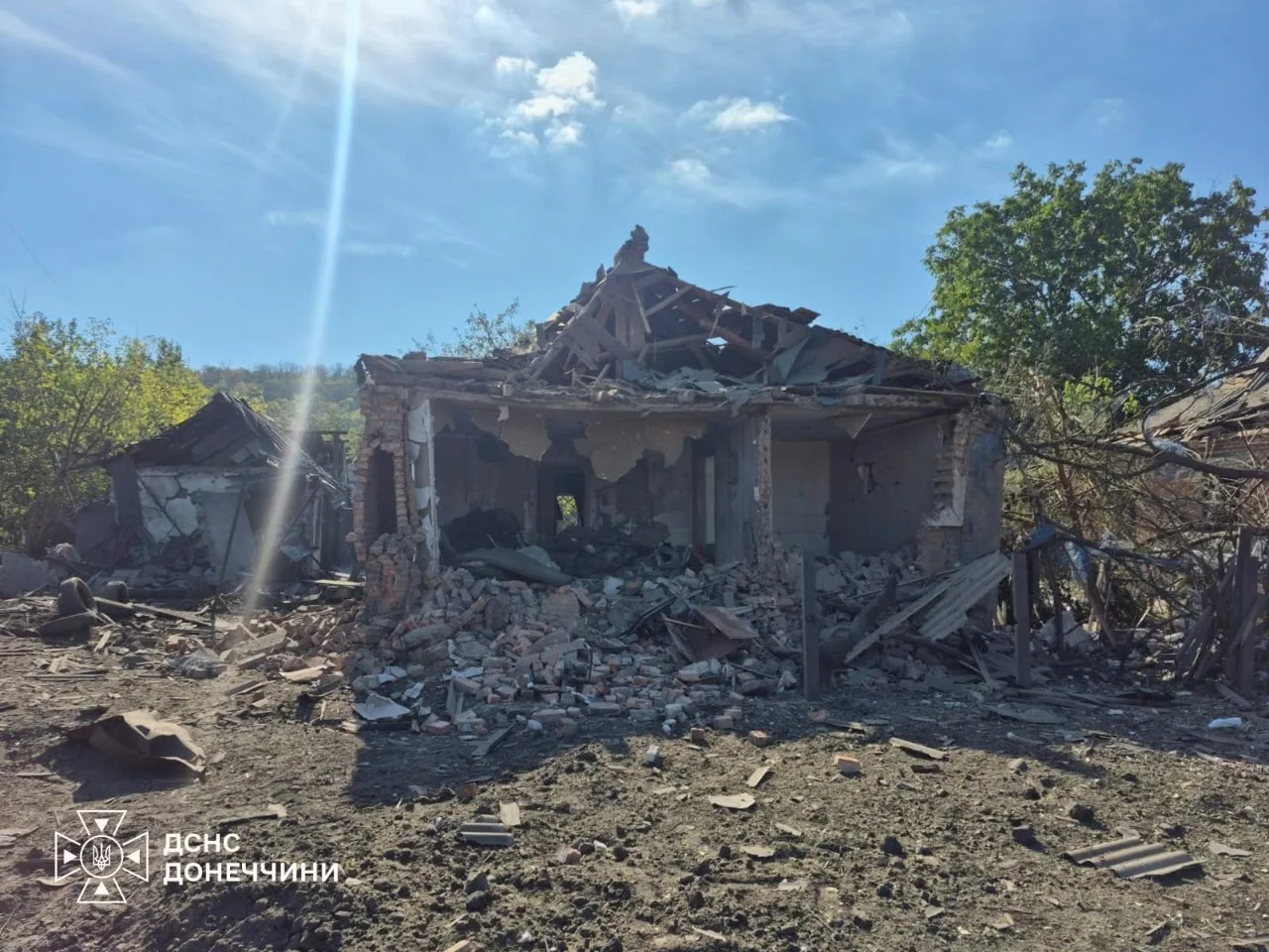 У Суханівці з-під завалів дістали тіло чоловіка, а у Словʼянську вдруге вдарили по рятувальниках