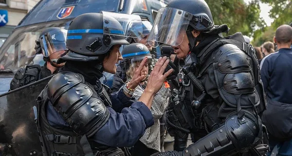 Ущерб на 1,2 млрд евро и стыд: как французская полиция "проспала" погромы в стране