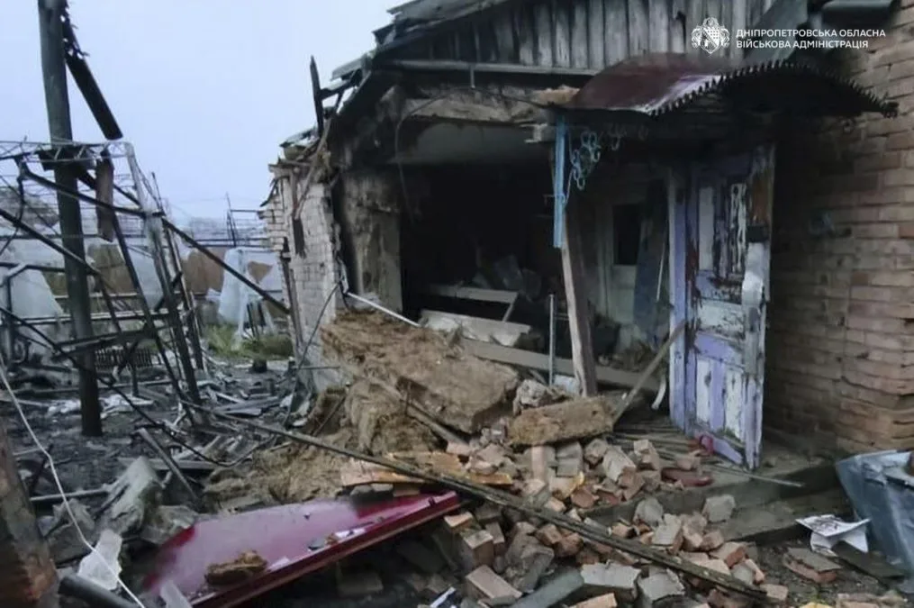 Понад 20 разів ворог атакував 5 районів Дніпропетровщини Бив БпЛА КАБами й артилерією 17 людей дістали поранень серед них — діти Понад 20 разів ворог атакував 5 районів Дніпропетровщини Бив БпЛА КАБами й артилерією 17 людей дістали поранень серед них — діти