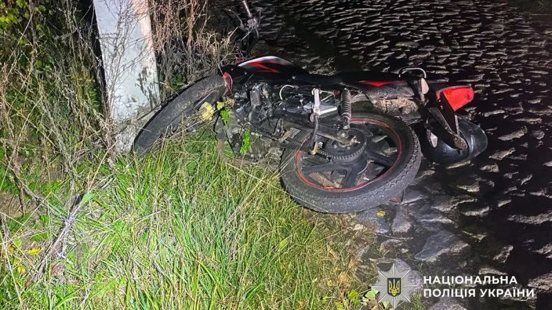 У Хорольській громаді 21-річний мотоцикліст врізався в електроопору: хлопець у лікарні