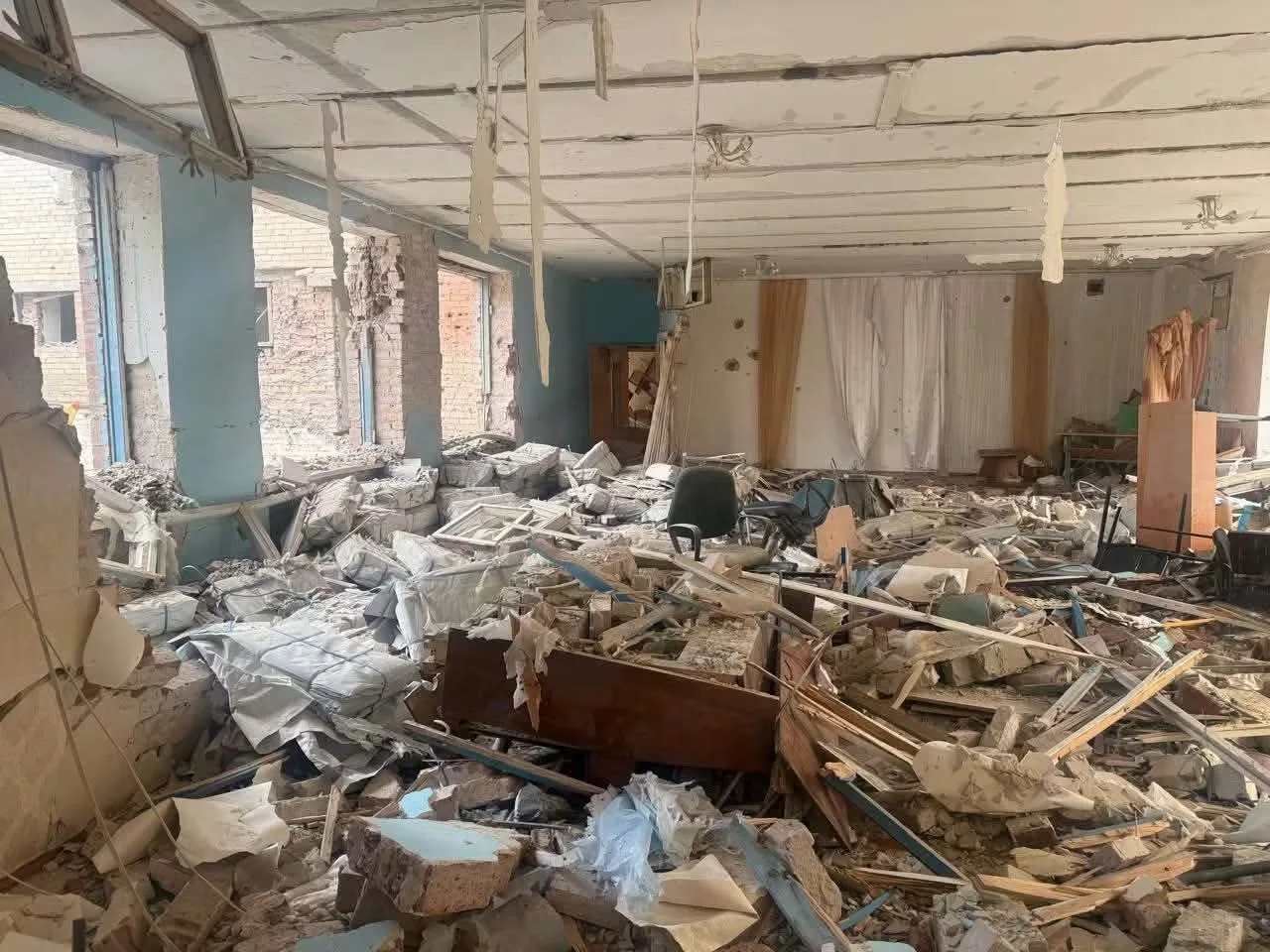 Росіяни поцілили в Словʼянську в будівлю з "пунктом незламності": є поранені