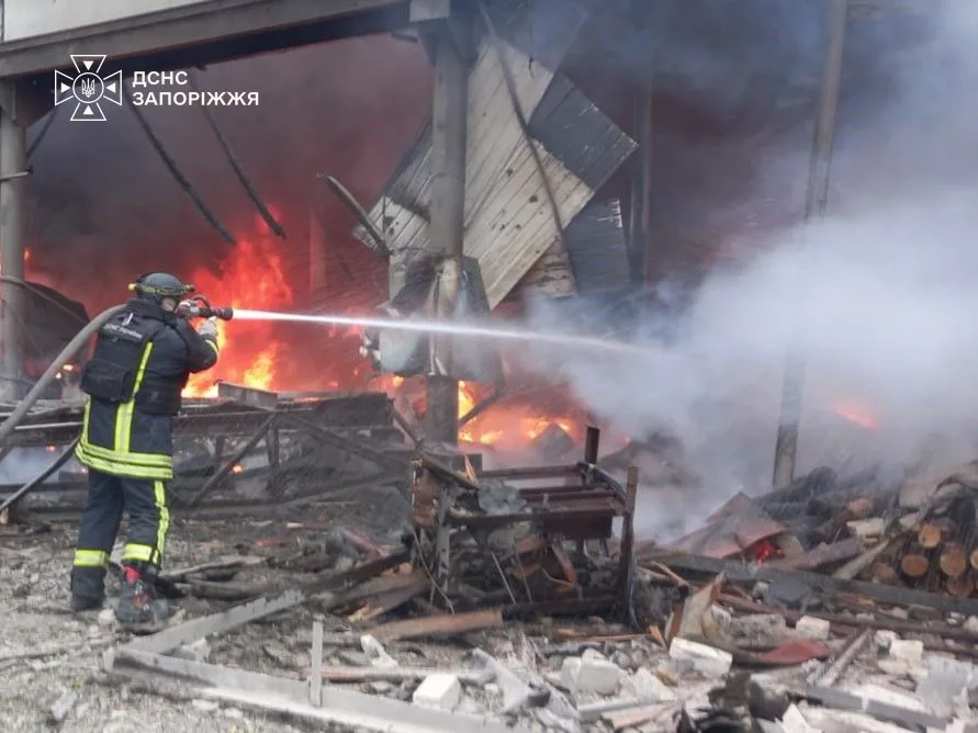 Палав склад та гараж внаслідок російський обстрілів Запоріжжя та області
