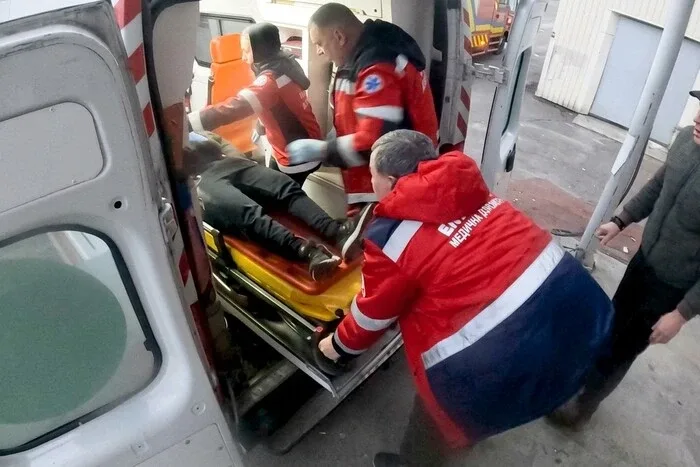 У Рівному рятувальники дістали чоловіка з триметрової ліфтової шахти