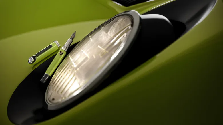 Зелёные ручки Verde Miura у фары автомобиля