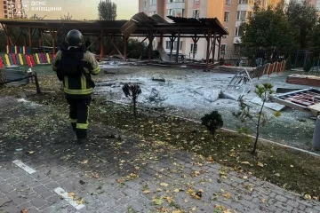 На Київщині через атаку РФ пошкоджені школа-садок і дитячий майданчик, є постраждала