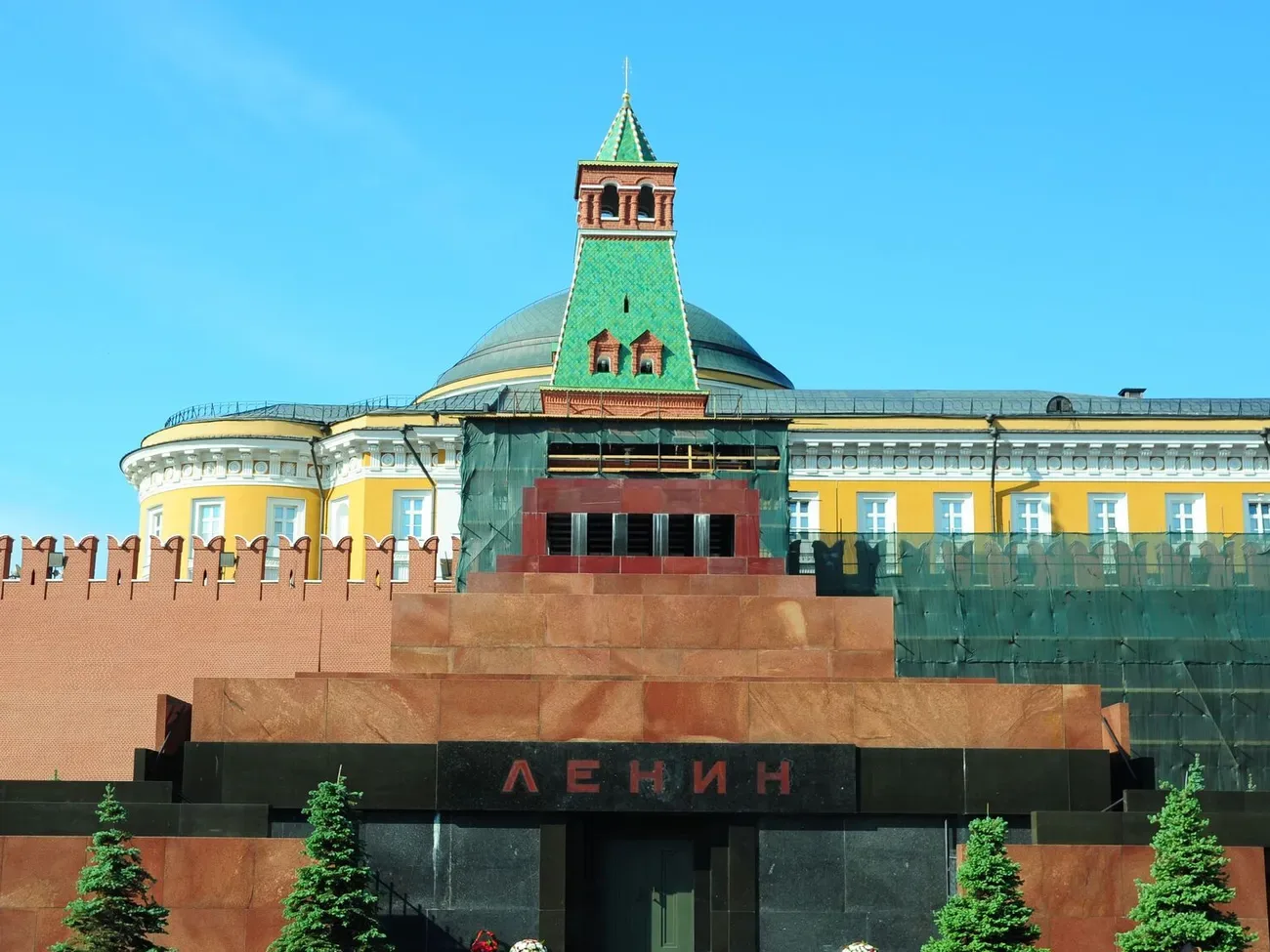 У Москві помітили "мисливців на дрони" з автоматами на даху мавзолею Леніна та вежах Кремля