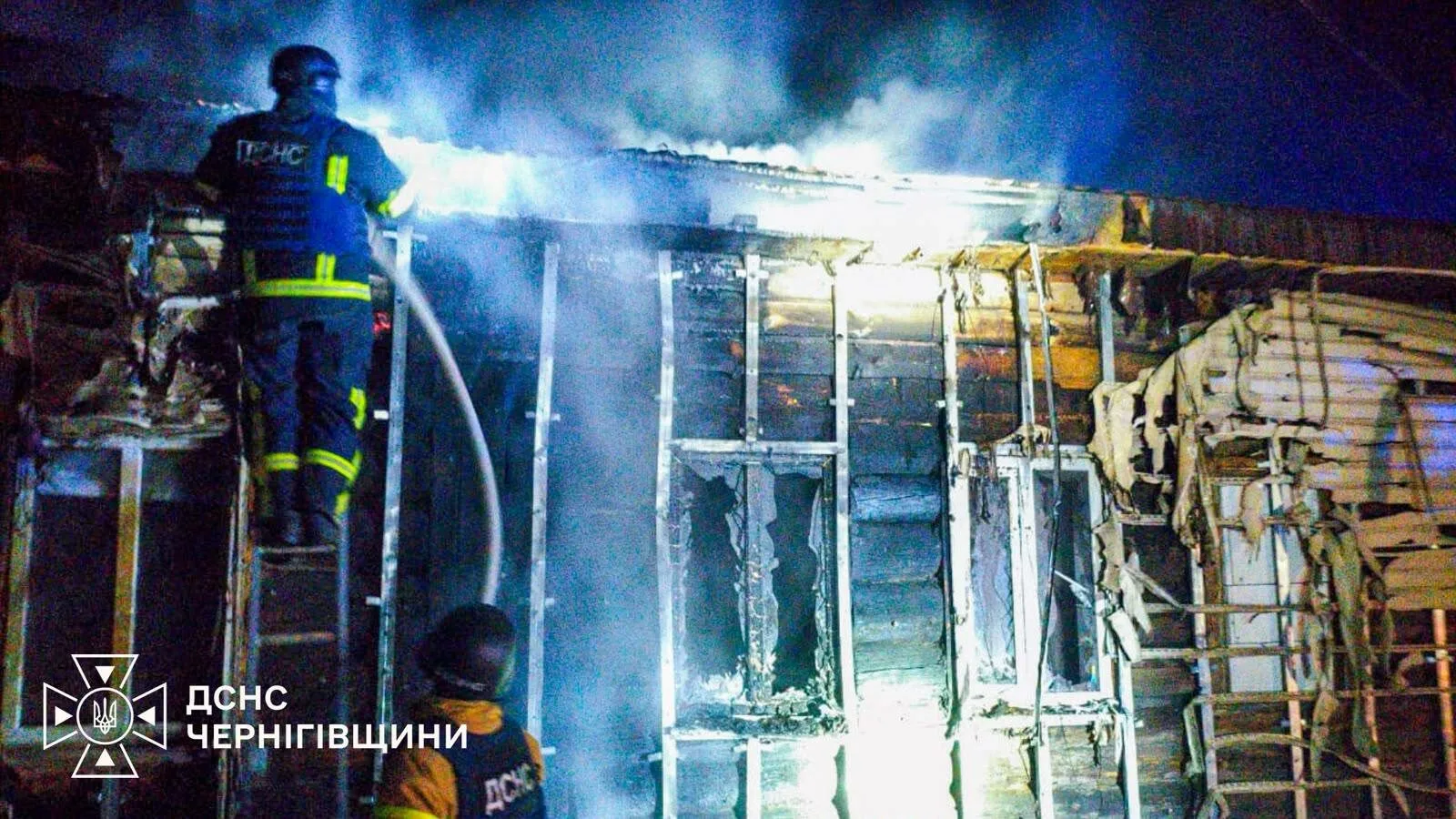 Ворог атакував Чернігівщину вночі: горіли оселя та підприємство
