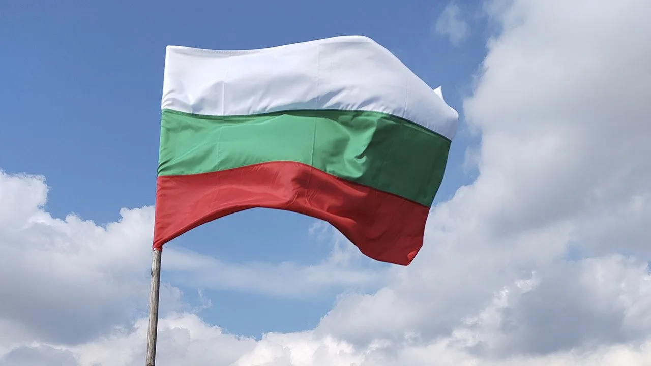 Дрони атакували судна біля Болгарії: серед постраждалих українці, один корабель затонув Болгарія - прапор
