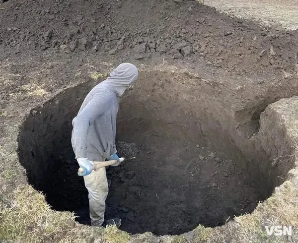 «Замовлень побільшало з літа»: як на Волині рятують обмілілі криниці та що знаходять на їхньому дні